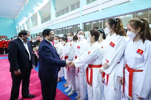 Thủ tướng Phạm Minh Chính động viên các huấn luyện viên và vận động viên đang tập luyện tại Trung tâm Huấn luyện thể thao quốc gia Hà Nội. Ảnh: TTXVN