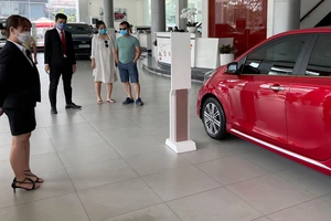 Người dân đi xem xe lắp ráp trong nước tại showroom KIA Phú Mỹ Hưng. Ảnh: HOÀNG HÙNG