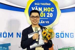 Tác giả Yang Phan nhận giải nhì tại lễ trao giải Văn học tuổi 20 lần 7