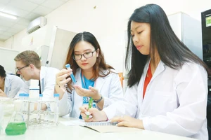 Học viên cao học tại một trường đại học thực hành trong phòng thí nghiệm