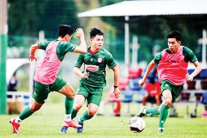 Các cầu thủ CLB TPHCM tập luyện chuẩn bị cho ngày V-League 2022 trở lại. Ảnh: P.NGUYỄN