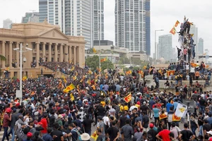 Người biểu tình tràn vào dinh Tổng thống Sri Lanka vào ngày 9-7-2022. Ảnh: REUTERS