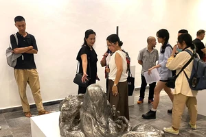 Khách tham quan triển lãm Tuổi mộng mơ, tại Craig Thomas Gallery