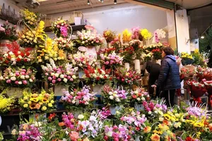 Nhộn nhịp thị trường quà tặng Ngày Phụ nữ Việt Nam