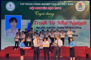 Tuyên dương học sinh, sinh viên vượt khó, học giỏi