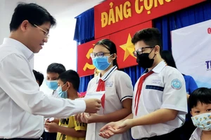 Ông Phạm Hồng Sơn, Bí thư Quận ủy quận Phú Nhuận trao học bổng cho học sinh hoàn cảnh khó khăn trên địa bàn quận