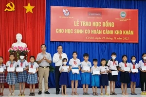 Các em học sinh nghèo, có hoàn cảnh khó khăn của huyện Cờ Đỏ nhận học bổng