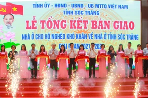 Lãnh đạo tỉnh Sóc Trăng thực hiện nghi thức bàn giao 3.496 căn nhà cho hộ nghèo trên địa bàn tỉnh