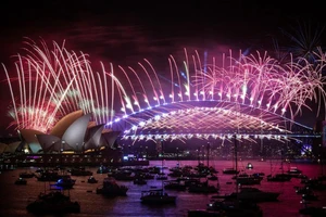 Pháo hoa thắp sáng cầu cảng Sydney (Australia)