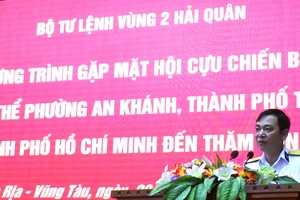 Cựu chiến binh Thành phố Thủ Đức thăm, tặng quà Vùng 2 Hải quân