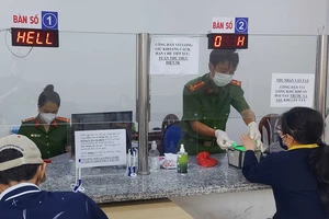 Người dân làm thủ tục cấp CCCD tại Công an quận 3, TPHCM. Ảnh: Chí Thạch