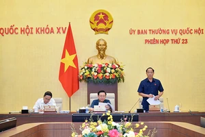 Phó Chủ tịch Quốc hội Trần Quang Phương điều hành phiên họp