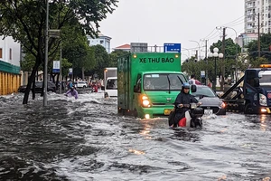 Mưa lớn, nhiều tuyến đường nội ô Bạc Liêu ngập nặng