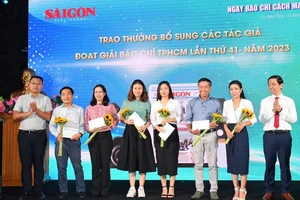 Báo SGGP khen thưởng bổ sung các tác giả đoạt Giải Báo chí TPHCM lần thứ 41 - năm 2023. Ảnh: VIỆT DŨNG 