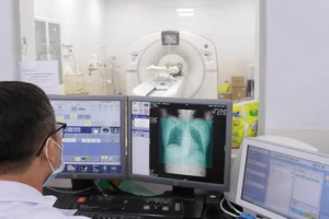 Bác sĩ Bệnh viện Ung bướu TPHCM chụp MRI cho người bệnh