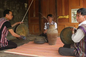 Ba anh em NNƯT Phạm Văn Vễ, Phạm Văn Rôm và Phạm Văn Nhót (thôn Phan Vinh, xã Ba Vinh, huyện Ba Tơ, tỉnh Quảng Ngãi) tấu chiêng ba