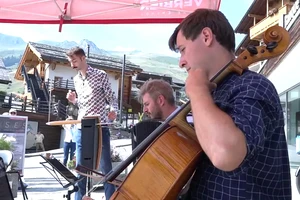 Các nghệ sĩ biểu diễn trên đường phố dịp Verbier Festival