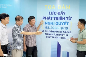 Đại diện Ban Biên tập Báo SGGP kiểm tra công tác tổ chức trước thềm tọa đàm. Ảnh: THẢO LÊ