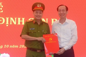 Trưởng Ban Nội chính Thành ủy TPHCM Lê Thanh Liêm trao quyết định cho cán bộ quận 6