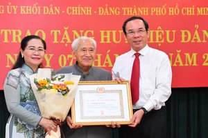 14 đảng viên Đảng bộ Khối Dân - Chính - Đảng TPHCM vinh dự nhận Huy hiệu Đảng đợt 7-11