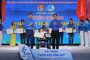 Mạnh “thủy tinh” giữ bình yên xóm làng