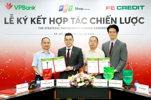 VPBank và FE CREDIT hợp tác chiến lược với FPT Shop hỗ trợ khách hàng mua sắm thiết bị điện tử