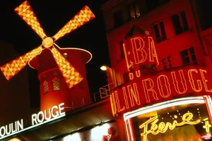 Hộp đêm - sân khấu Moulin Rouge nổi tiếng ở Pháp