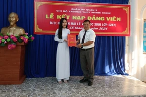 Nữ sinh với thành tích 12 năm liền học sinh giỏi vinh dự đứng vào hàng ngũ Đảng