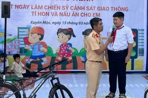 Các thiếu nhi trải nghiệm chương trình “Một ngày làm chiến sĩ”