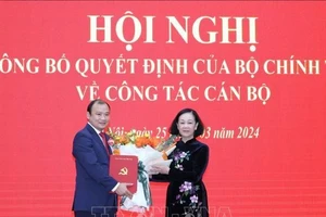 Đồng chí Trương Thị Mai, Ủy viên Bộ Chính trị, Thường trực Ban Bí thư, Trưởng Ban Tổ chức Trung ương trao Quyết định của Bộ Chính trị cho đồng chí Lê Hải Bình. Ảnh: TTXVN