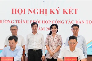 Đại diện Ban Dân vận Thành ủy TPHCM và Ban Dân tộc thành phố ký kết chương trình phối hợp công tác dân tộc năm 2024. Ảnh: VIỆT DŨNG