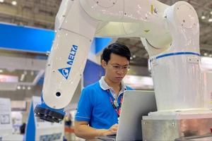 Những cánh tay robot đang dần thay thế sức lao động con người tại các nhà máy. Ảnh: HOÀNG HÙNG