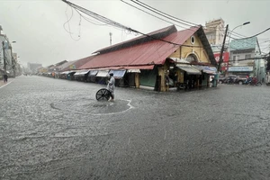 Nguyên nhân mưa như trút ở TPHCM