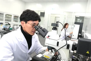 Các nhà khoa học làm việc tại Trung tâm R&D ở Changwon, Hàn Quốc. Ảnh: YONHAP