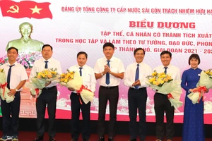 Tổng Giám đốc SAWACO Trần Quang Minh biểu dương tập thể, cá nhân được tuyên dương học theo Bác cấp thành phố giai đoạn 2021-2024