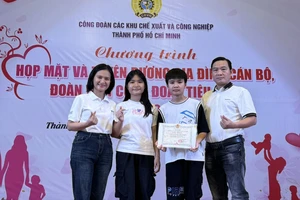 Các gia đình công nhân lao động trong niềm vui tham gia chương trình họp mặt ngày 30-6