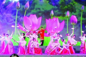 Chương trình ca nhạc chào mừng Festival Thanh niên ASEAN - Nhật Bản 2023 tại Bến Bạch Đằng, TPHCM. Ảnh: DŨNG PHƯƠNG