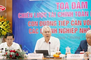 TS Trần Văn; TS Nguyễn Đức Kiên; nhà báo Nguyễn Nhật, Phó Tổng Biên tập Thường trực Báo SGGP, đồng chủ trì tọa đàm. Ảnh: ĐỨC CƯỜNG