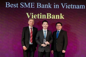 Giám đốc Ban KHDN Vừa và nhỏ Lê Thanh Phương đại diện VietinBank nhận giải thưởng