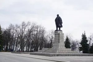Tượng đài Lenin trên Quảng trường lớn mang tên Người trước tòa nhà Chính quyền Tỉnh Ulyanovsk, nơi vẫn diễn ra nhiều hoạt động lớn trong các ngày lễ lớn của Tỉnh và nước Nga