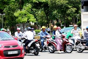 Nhiều người vẫn chạy vào đường 1 chiều dù đã có tín hiệu quay đầu xe