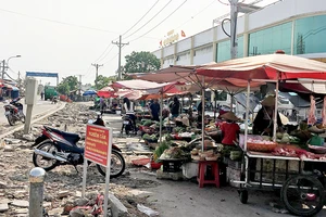 Họp chợ tự phát buôn bán ngay trước chợ mới Tân Đoàn Việt