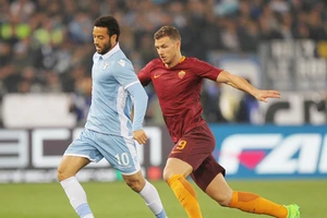 Felipe Anderson (trái, Lazio) đi bóng trước Edin Dzeko (Roma)