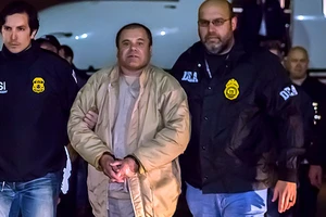 Hình ảnh do cơ quan thực thi pháp luật Mỹ công bố, trùm ma túy Joaquin "El Chapo" Guzman bị dẫn độ từ Mexico đến sân bay Long Island MacArthur ở Ronkonkoma, New York, Mỹ, ngày 19-1-2017