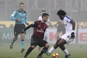 Suso (AC Milan) đi bóng qua Franck Kessie (Atalanta)