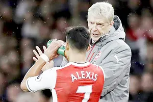 Arsenal lại phải nhờ đến Sanchez để duy trì hy vọng tốp 4