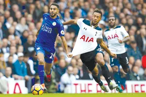 Leicester (trái) là một trong hai đối thủ khó chịu nhất với Tottenham ở mùa này.
