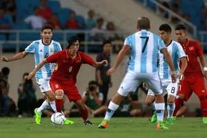 Tuấn Anh trong vòng vây của các cầu thủ Argentina