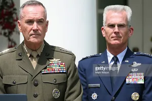 Đại tướng Joseph Dunford (trái) và Tướng không quân Paul Selva