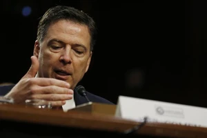 Cựu giám đốc FBI James Comey trước buổi điều trần của Ủy ban Tình báo Thượng viện về những cáo buộc can thiệp của Nga vào cuộc bầu cử tổng thống Hoa Kỳ năm 2016 ngày 8-6-2017. Ảnh: Reuters